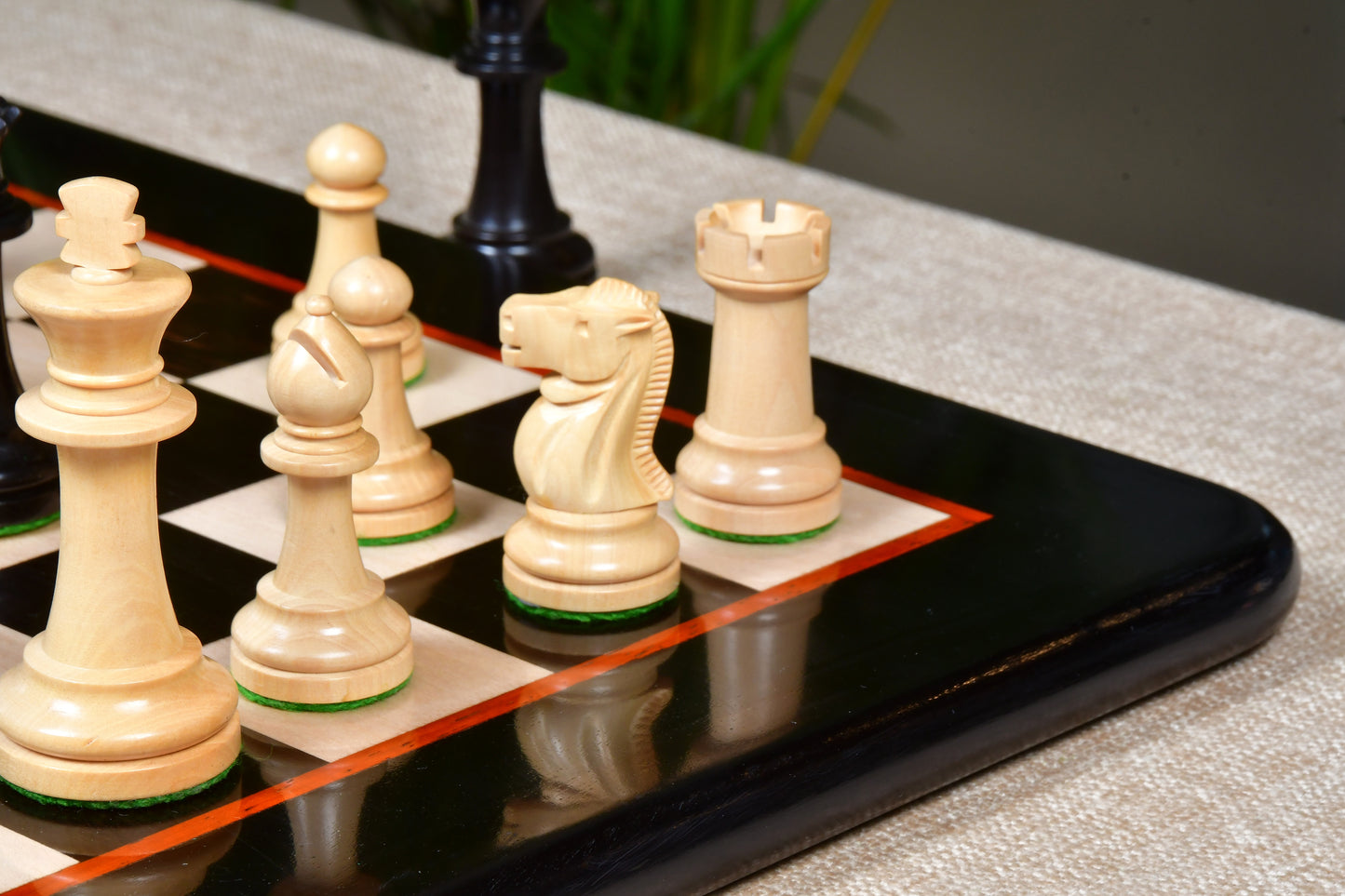 The Canadian Staunton Series Chess Pieces in Ebonized Boxwood / Natural Boxwood - 3.3" King