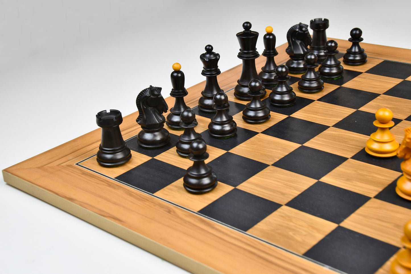 1950 Repro Dubrovnik Bobby Fischer Chessmen Version 3.0 in Ebonized & Antiqued boxwood - 3.7" King with Board