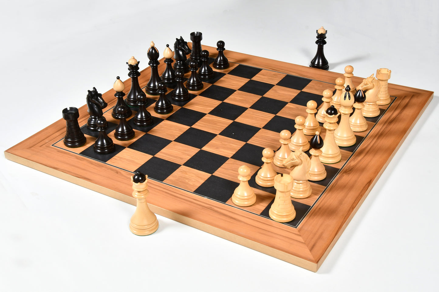 The 1951-1954 "Česká klubovka" FIDE Tournament Czech Reproduction Chessmen in Ebony wood & Boxwood - 4.0" King