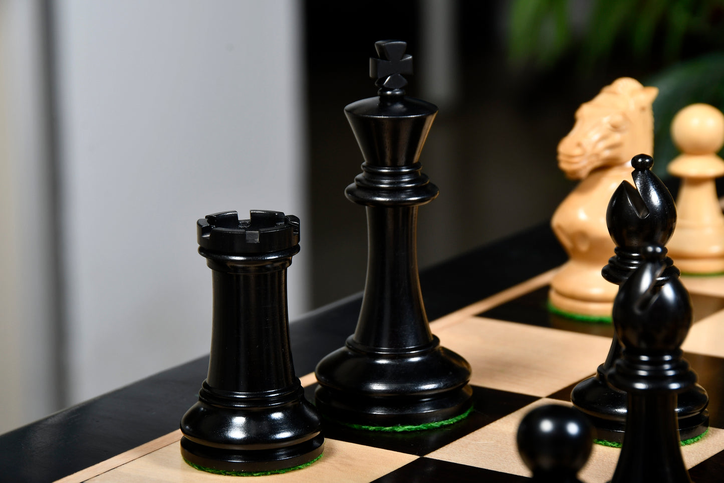The GM Blitz Edition Staunton Series Chess Pieces in Ebony Wood & Natural Boxwood - 3.75" King