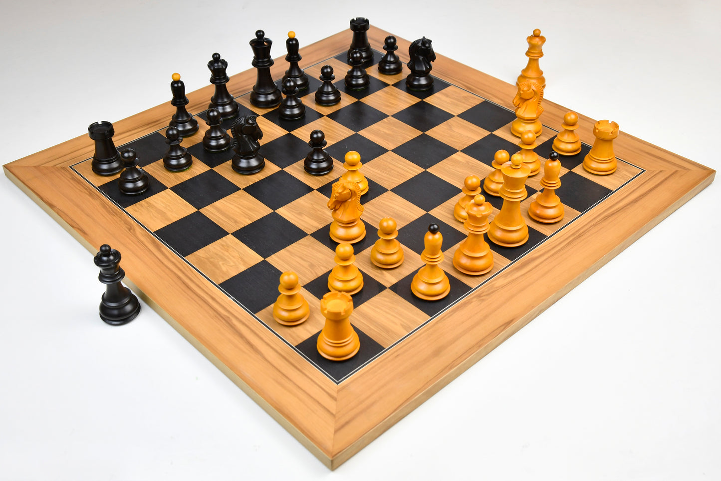 1950 Repro Dubrovnik Bobby Fischer Chessmen Version 3.0 in Ebonized & Antiqued boxwood - 3.7" King with Board