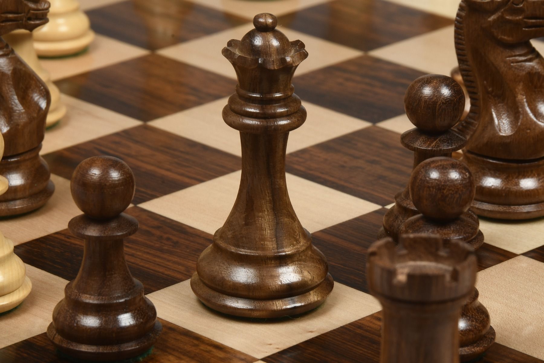 Staunton pattern Queen chess pieces in Sheesham